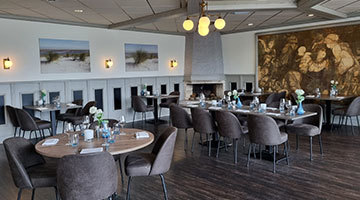 tafels en stoelen in restaurant nieuwvliet